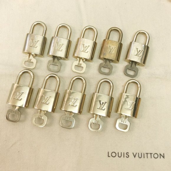 AUTHENTIC LOUIS VUITTON LV 10 SET PADLOCK KEY CHARM CADENA GOLD-PLATED FRANCE - Picture 1 of 4